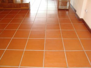 vệ sinh sàn gạch tàu mốc