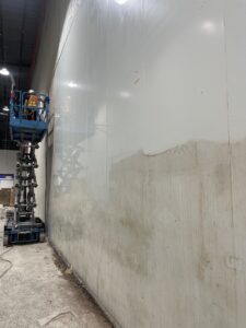 vệ sinh vách nhà xưởng