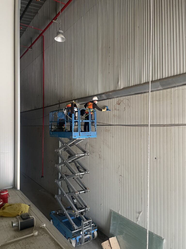 vệ sinh vách nhà xưởng